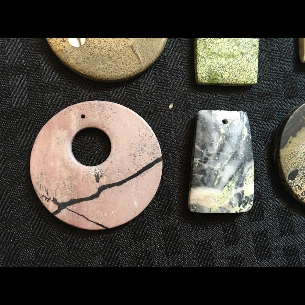 Lot of (11) stone pendants. - Picture 6 of 7